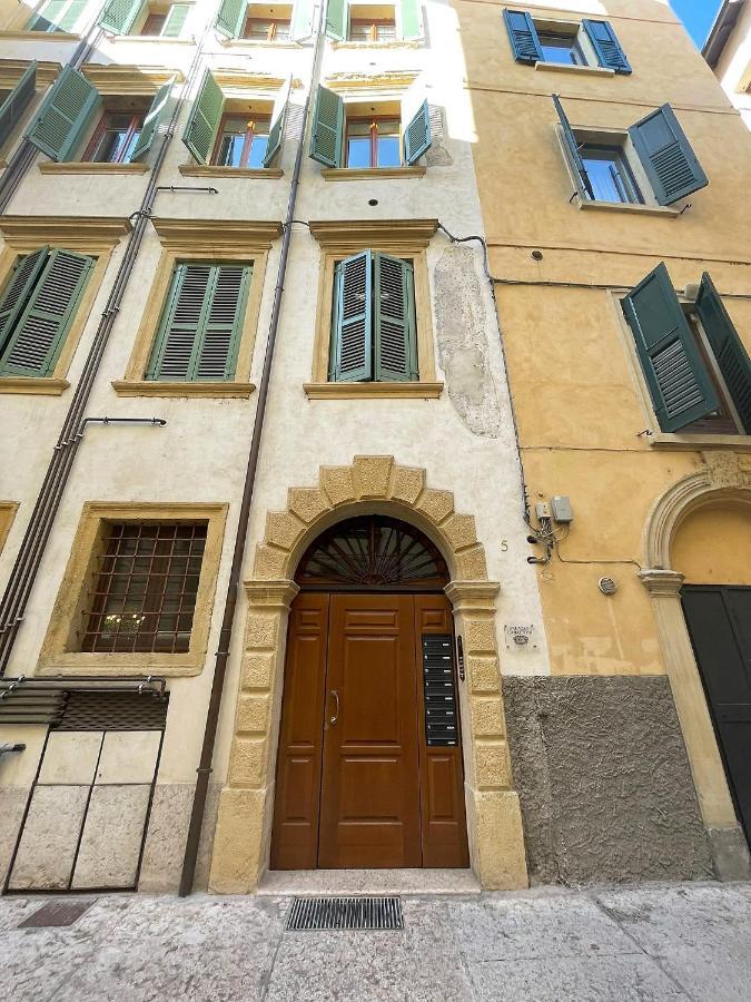 Magnolia Home - Piazza Delle Erbe Verona Bagian luar foto